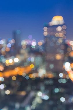 Bulanık bokeh şehir gece şehir merkezinde mavi alacakaranlık gökyüzü