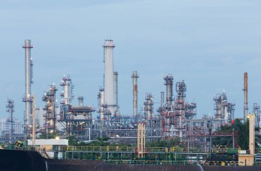 Petrol rafinerisi santralı ile açık mavi gökyüzü 
