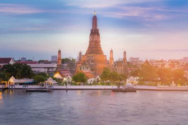 Arun tapınak Nehri ön, Tayland üzerinde etkisi güneş ışık 