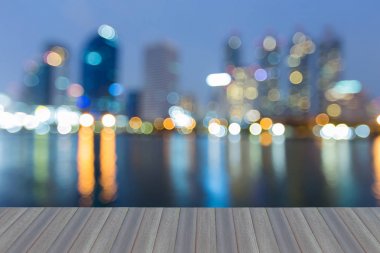 Gece bulanık bokeh mavi alacakaranlık ofis binası ve yansıma, arka plan