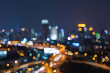 Alacakaranlık bokeh şehir ve yol gece lambası bulanık