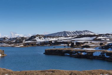 Myvatn volkan ve mavi su Gölü açık açık mavi gökyüzü arka plan ile