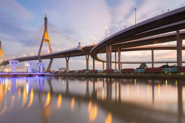 Asma köprü ve otoyol kavşağı ön Nehri alacakaranlıkta