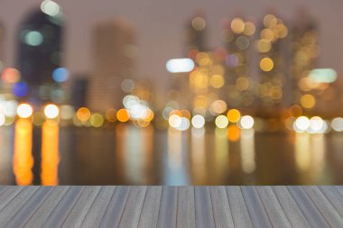 Şehir bokeh ışık su yansıma arka plan ile bulanık