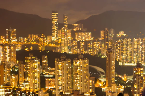 Hong Kong bokeh ışık konut daire Binası yüksek tepenin üzerinde bulanık.