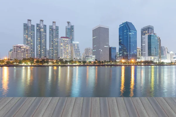 Şehir ofis bina ve su yansıma twilight, arka plan ışık