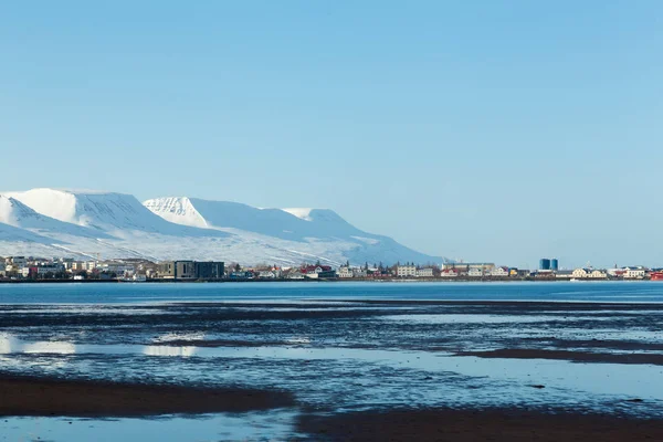 Island liten stad med berg under vintersäsongen — Stockfoto