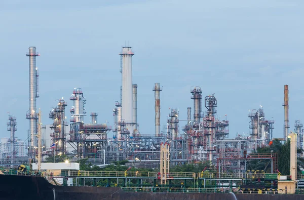 Petrol rafinerisi santralı ile açık mavi gökyüzü 