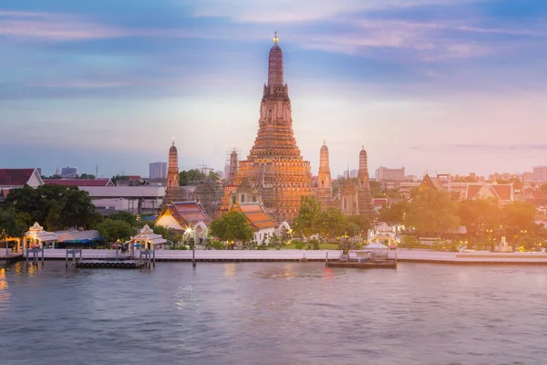 Arun tapınak Nehri ön, Tayland üzerinde etkisi güneş ışık 