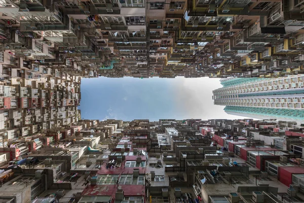 Cidade apartamento vista inferior, paisagem urbana de Hong Kong — Fotografia de Stock