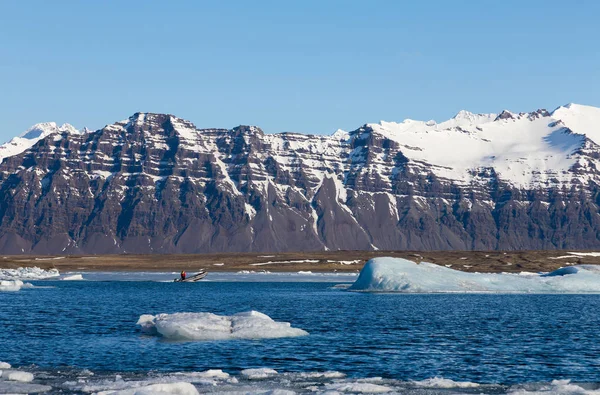 Grote berg Jakulsarlon winter meer tijdens winterseizoen — Stockfoto