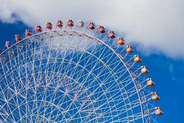 Велике розважальне колесо на фоні блакитного неба — стокове фото