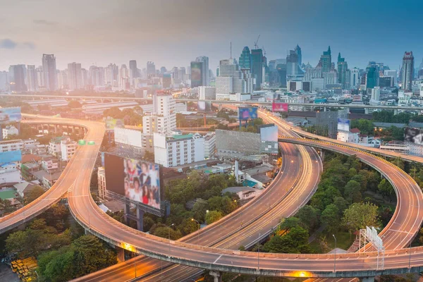 Havadan görünümü Bangkok şehir otoyol ve alacakaranlık şehir