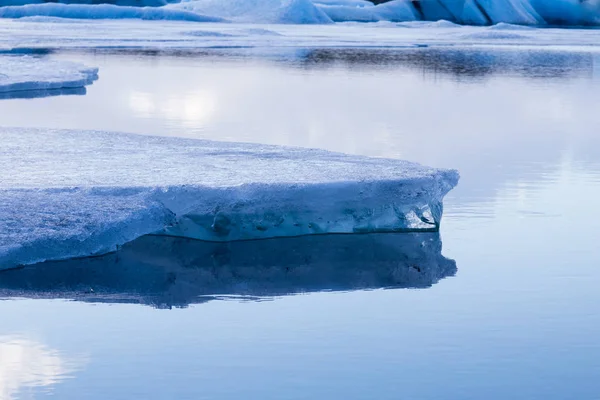Zblízka ledu na jezeře Islandu zimní sezóny — Stock fotografie