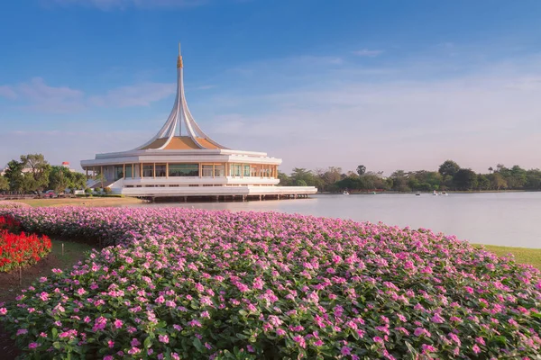 Rama9 parque público com cheio de flor e lago de água, cidade de Bangkok — Fotografia de Stock