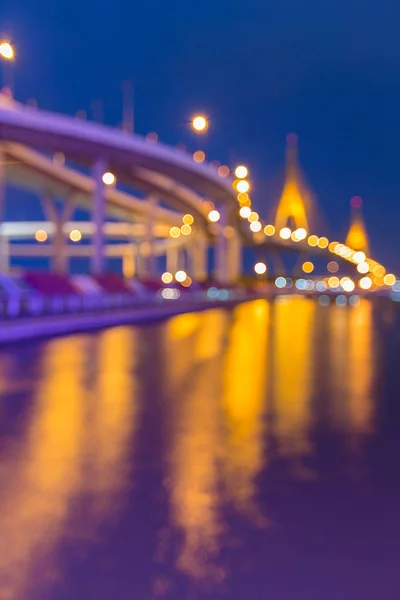 Azul crepúsculo céu embaçado bokeh suspensão ponte e reflexão vista noturna — Fotografia de Stock