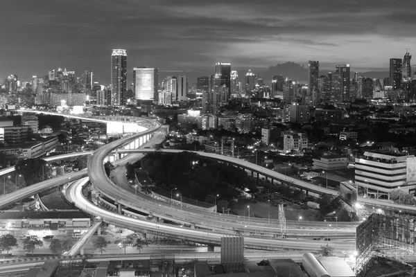 Autoestrada vista aérea cruzamento e centro da cidade fundo, Bangkok Tailândia — Fotografia de Stock