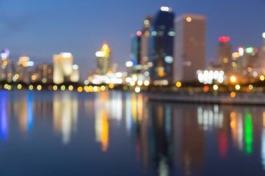 Alacakaranlık bokeh ofis binası ile su yansıması bulanık