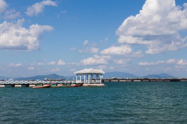 Sahil manzarası için önde gelen Beyaz ahşap köşk