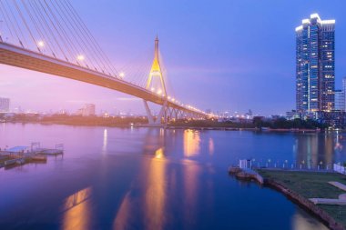 Asma köprü alacakaranlık Bangkok nehir geçiş