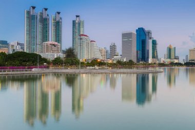 Ofis Binası genel parkta yansıması,