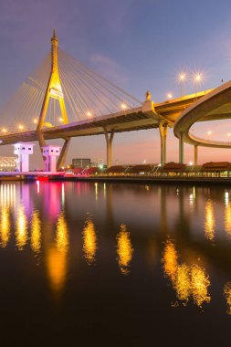 Asma köprü su yansıma ön Nehri ile Twilight