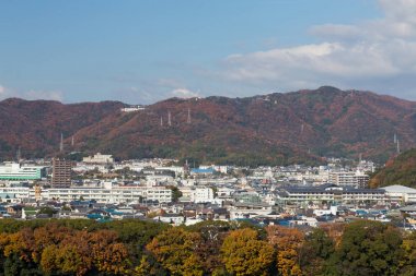 Dağın etrafından Osaka ikamet alanında