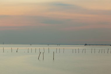 Sahil manzarası ile günbatımı gökyüzü arka plan sonra iddia