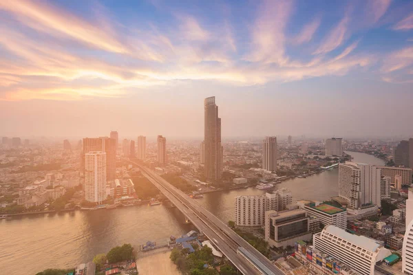 Città di Bangkok vista aerea con fiume curvo — Foto Stock