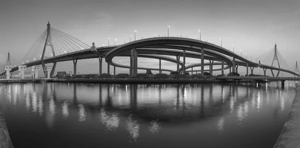 Ponte sospeso Panorama twin con riflesso dell'acqua, Bangkok Thailandia — Foto Stock