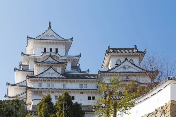 Tempio Himeji con sfondo cielo blu chiaro — Foto Stock