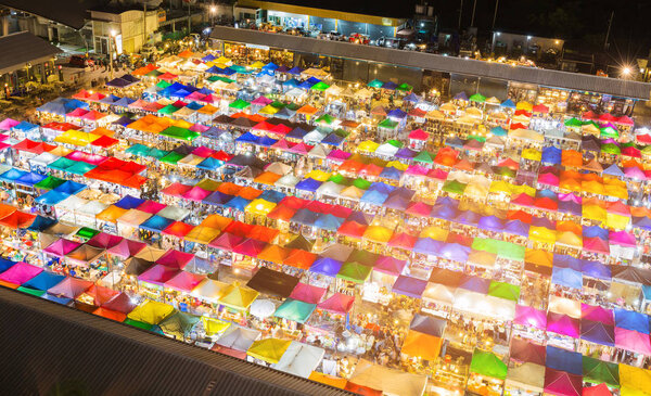 Ночной взгляд на многоцветный блошиный рынок
