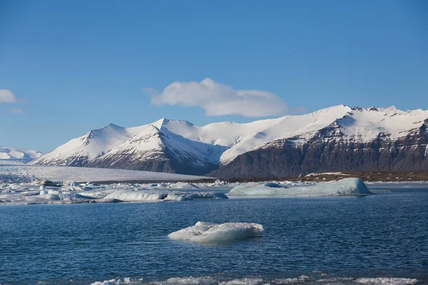 Lagoa de inverno natural com fundo céu azul claro — Fotografia de Stock