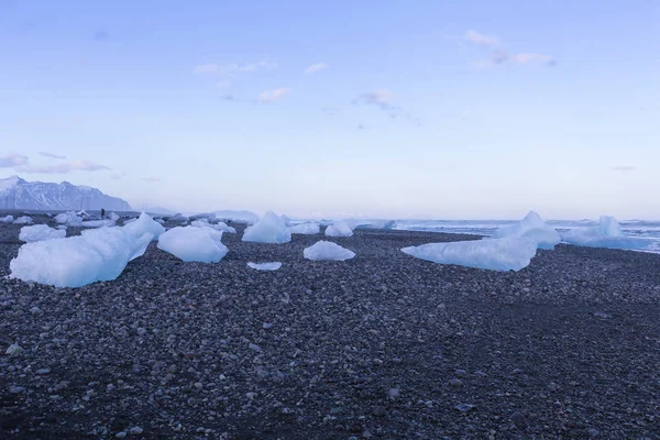 Eis bricht auf schwarzem Sandstein Sandstrand natürliche Winter-Skyline — Stockfoto