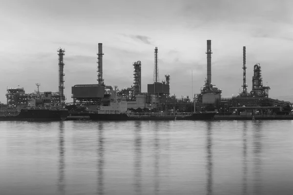 Fábrica de refinaria de gasolina frente rio, paisagem industrial fundo — Fotografia de Stock