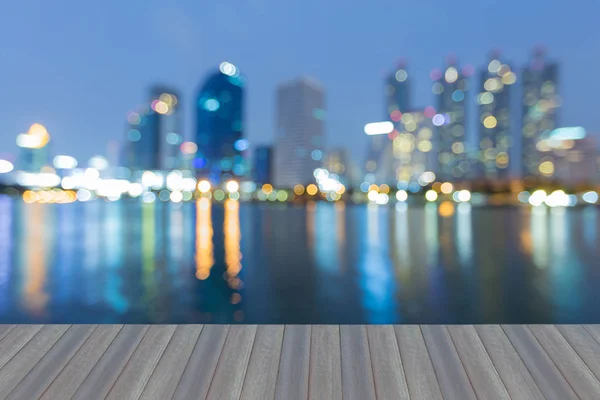 Twilight blurred bokeh office building with water reflection at night, abstract background — Stock Photo, Image