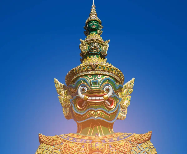 Giant head statue with clear blue sky background — Stock Photo, Image