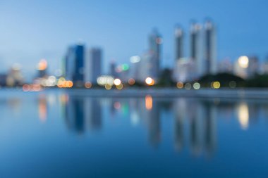 Ofis Binası bokeh su yansıma gece görünümü ile hafif bulanık