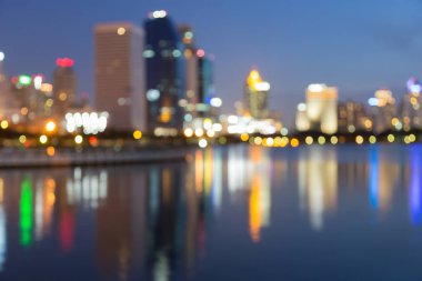 Alacakaranlık bokeh şehir ofis binası ile su reflectio bulanık