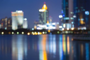 Alacakaranlık bokeh ışık şehir şehir merkezinde yansıması ile bulanık