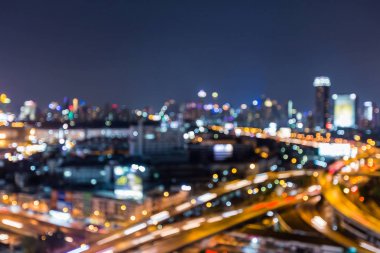 Gece havadan görünümü, şehir ve otoyol bokeh ışık bulanık