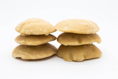 Beyaz arka plan üzerinde ham palm şeker