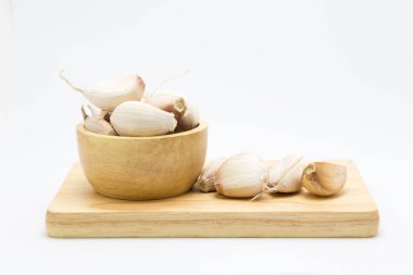 Çiğ sarımsak blub ahşap kase üzerinde