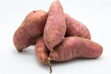 Beyaz arka planda tatlı patates