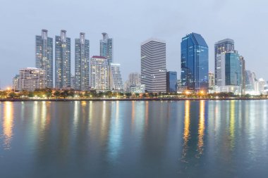 Yansıma ışık şehir ofis binası su açık