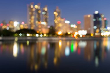 Güzellik bokeh ışık su yansıması alacakaranlıkta ile bulanık