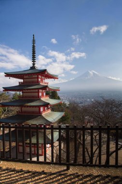 Fuji volkan dağ ve mavi gökyüzü ile kırmızı pagoda 