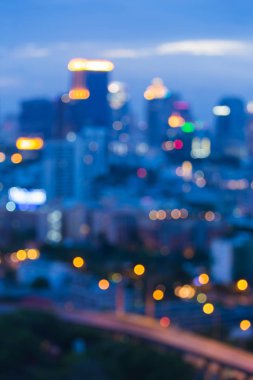 Alacakaranlık bokeh ışık şehir merkezinde inşa bulanık