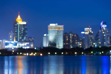 Şehir bulanık bokeh ışık su ön ile mavi alacakaranlık