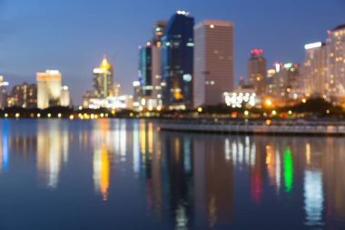 Gece bokeh yansıma ışık ofis merkezi iş şehir merkezinde Binası bulanık